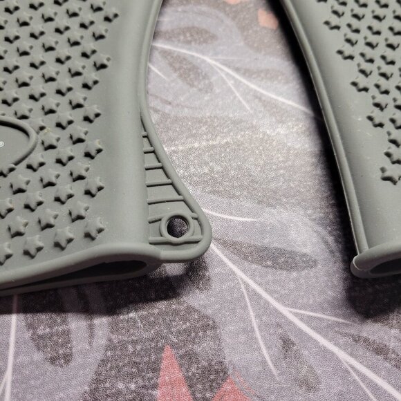 Young Living Gray Heat Resistant Slip On Silicone Gloves - Picture 4 of 4